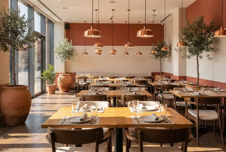 Terakota duvarlı, bakır aydınlatmalı modern zincir restoran salonu